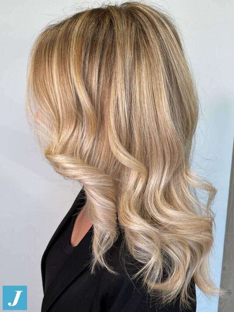 Capelli donna con Degradé biondo champagne