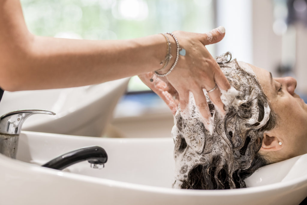 Shampoo e maschera sono tra i prodotti essenziali per capelli