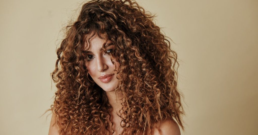 Acconciature capelli ricci, valorizzale con un Degradé