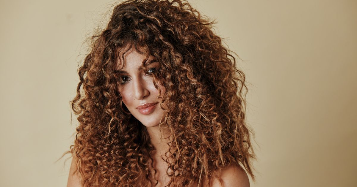 Acconciature capelli ricci, valorizzale con un Degradé