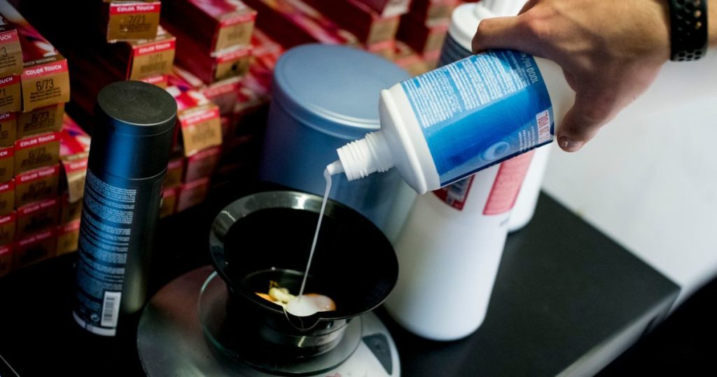 Capelli grigi, il nuovo trend da realizzare con il Degradé