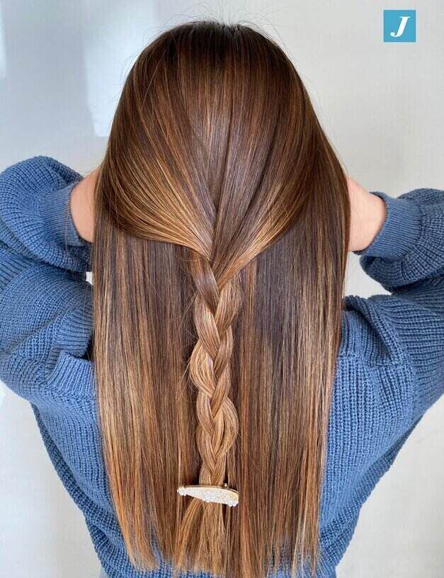 Acconciatura con treccia su capelli lunghi