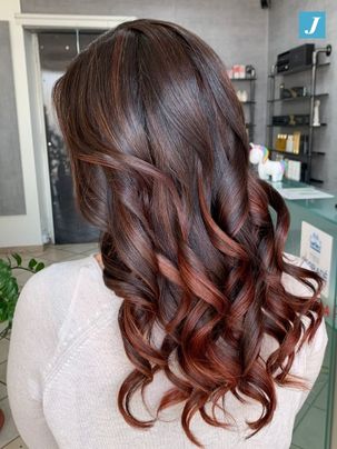 Capelli ramati scuri con Degradé