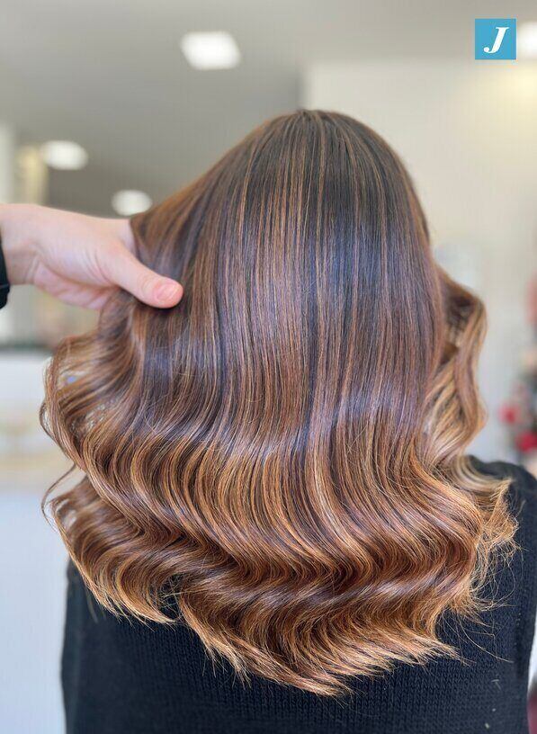 Capelli Castani Con Riflessi Accendili Con Il Degrad Capelli Castani Con Riflessi Accendili Con Il Degrad