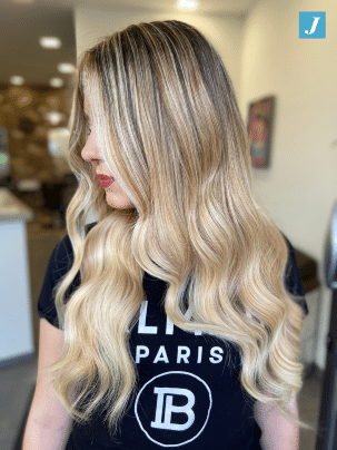 Foto di donna con capelli biondi con Degradé eseguito