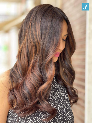 Foto di donna con capelli lunghi ramato scuro con Degradé eseguito