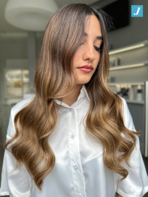 Foto di donna con capelli lunghi castani con Degradé eseguito