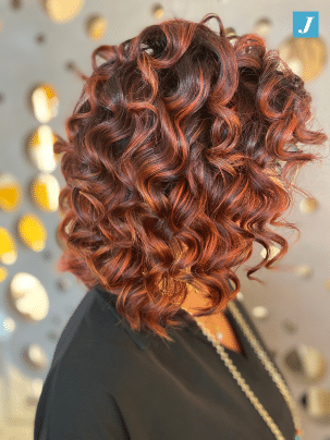 Foto di donna con capelli rosso chiaro ricci con Degradé eseguito