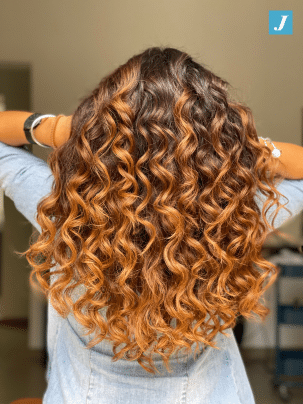 Foto di donna con capelli ondulati castani lunghi mossi con Degradé eseguito