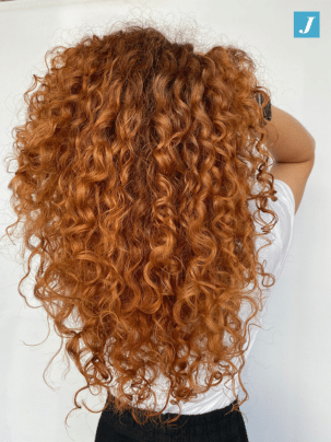 Foto di donna con capelli ricci rossi chiaro lunghi con Degradé eseguito
