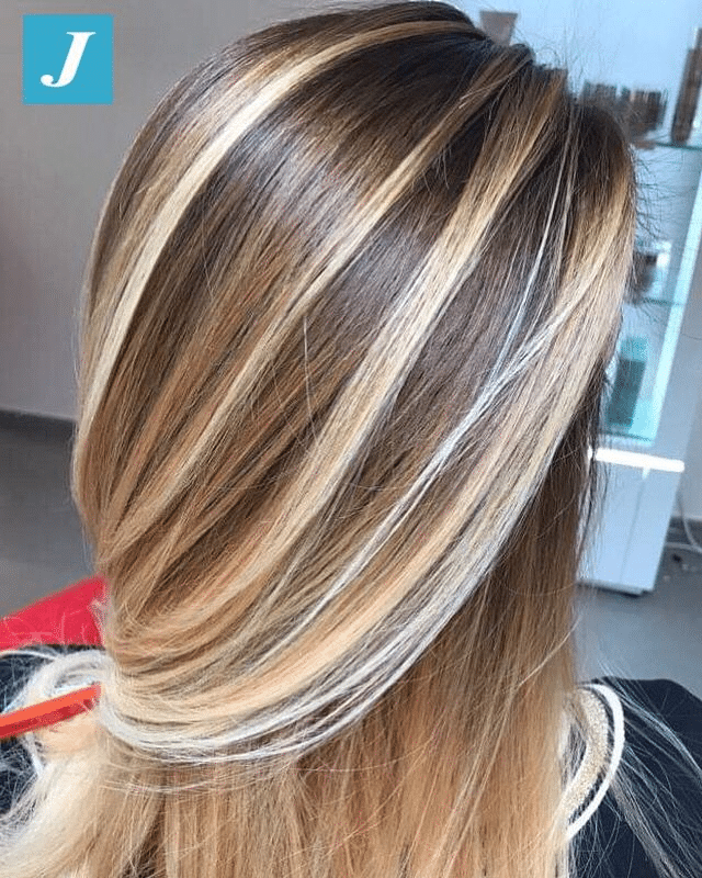 capelli lunghi con colore castano biondo cenere con tecnica meches