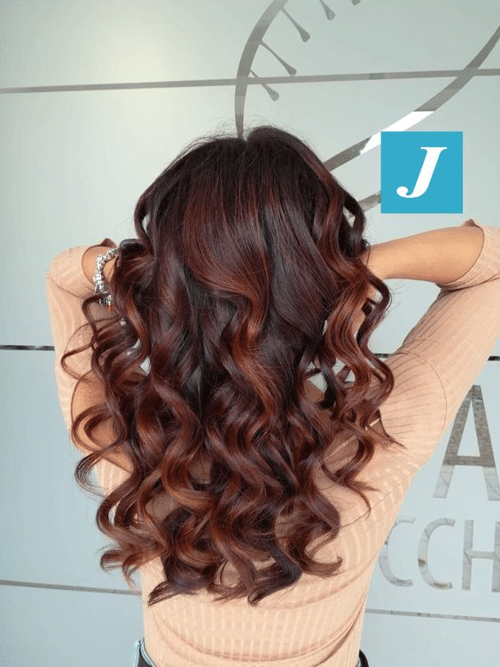 colore capelli per autunno mossi con sfumature mogano e noce