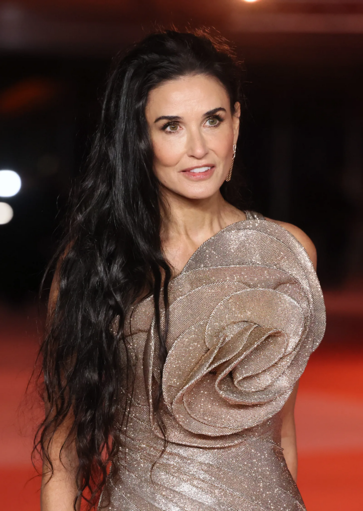 demi moore capelli lunghi ondulati neri trend stile