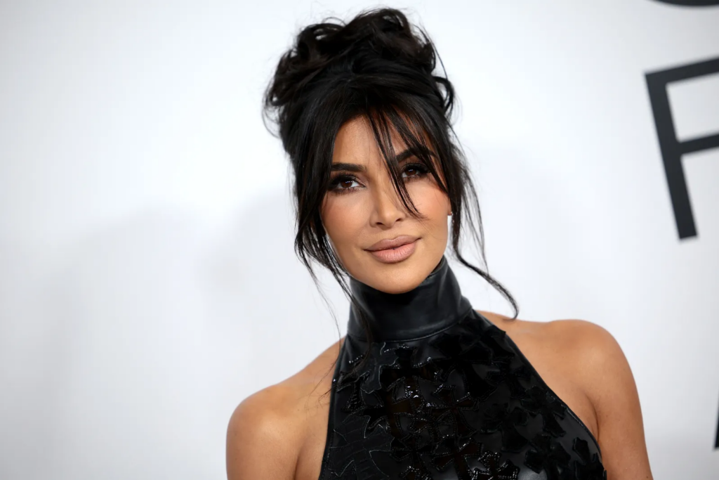 kim kardashian frangia tendina trend taglio colore